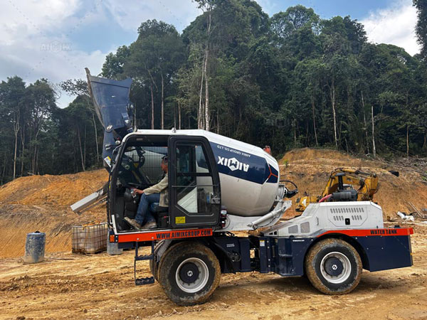 Aimix mobile concrete mixer truck woking onsite